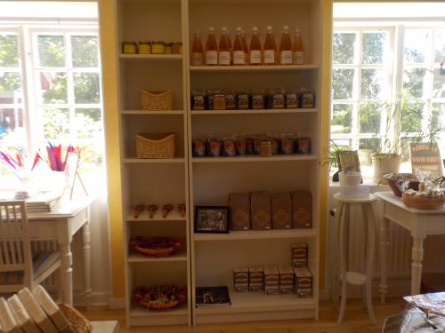 I butikken kan man købe bøger, tørklæder, postkort, honning og meget mere. Foto: Kahoha.